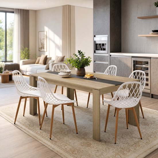 Houten eettafel met zwarte strook, omringd door zes witte stoelen met houten poten in een eetkamer.