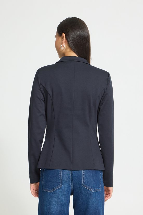 Achterkant van een donkerblauwe blazer.