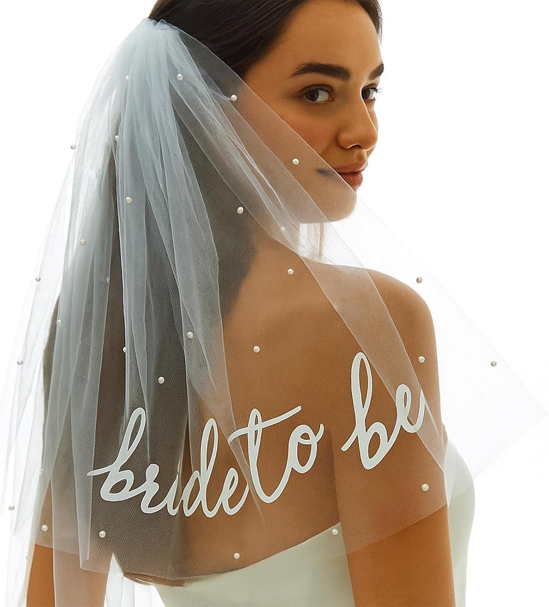 Elegante korte trouwsluier van zachte tule met parelversiering, perfect voor bruiloften en vrijgezellenfeesten. Ideaal voor de moderne bruid.