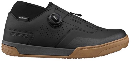 Een zwarte Shimano fietsschoen met bruine zool, BOA-sluiting en perforaties. De schoen heeft de letters GFZ op de zijkant.