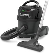Zwarte Numatic stofzuiger met een flexibele slang, buis en vloerzuigmond.