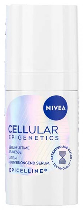 Witte fles met NIVEA Cellular Epigenetics serum. Met paarse en holografische labels met tekst 'EPICELLINE'.