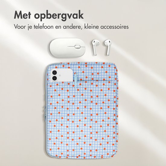 Laptop sleeve met blauw-wit ruitjespatroon en kersen, met een telefoon in het voorvakje, muis en oordopjes.