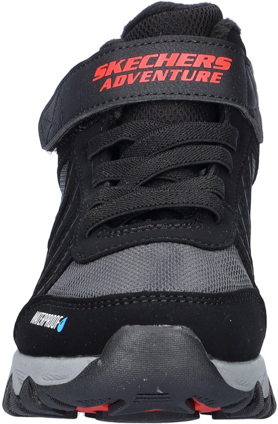 Zwarte wandelschoen met rode SKECHERS ADVENTURE tekst op klittenbandsluiting.