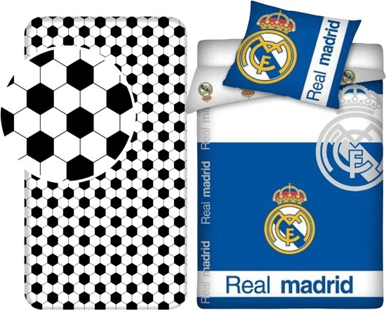Real Madrid dekbedovertrek met een effen blauwe bovenkant, het logo en de tekst 'Real madrid'. De onderkant is effen wit. De kussensloop heeft het logo en de tekst 'Real madrid'. Het hoeslaken heeft een zwart-wit voetbalpatroon.
