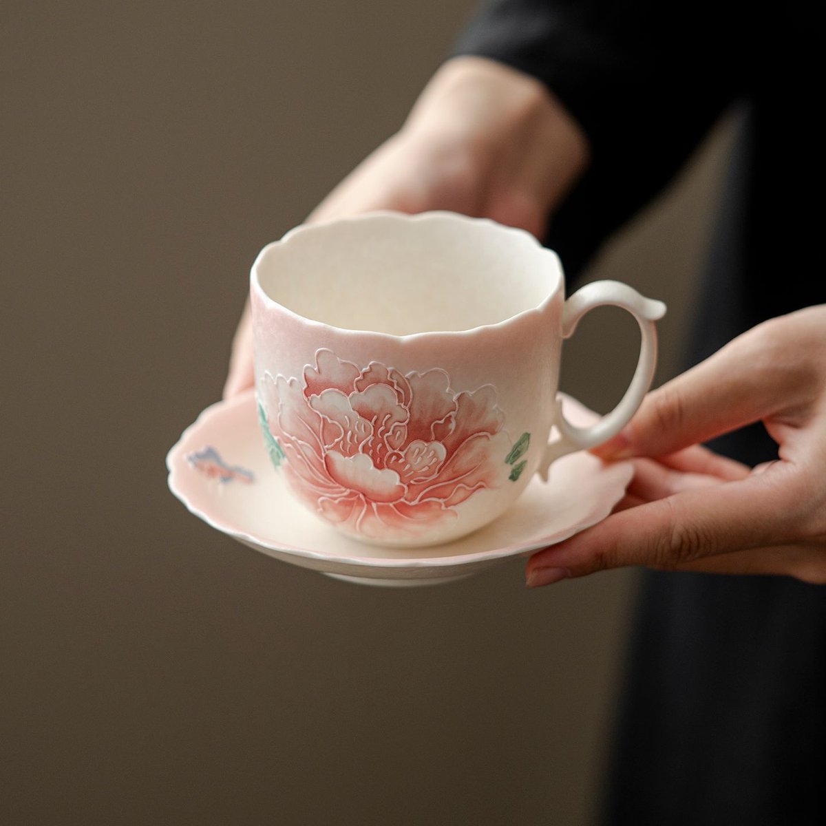 Keramische koffiekop‑en‑schotelset 240 ml, reliëf pioenroos, roze‑wit verloop, bloemrand theekop