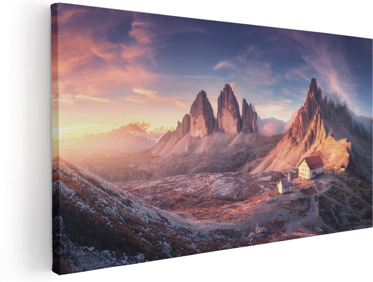 Artaza Canvas Schilderij Huisje Met Een Kerk In De Bergen - 140x70 cm - Groot - Wanddecoratie Woonkamer - Schilderijen - Muurdecoratie