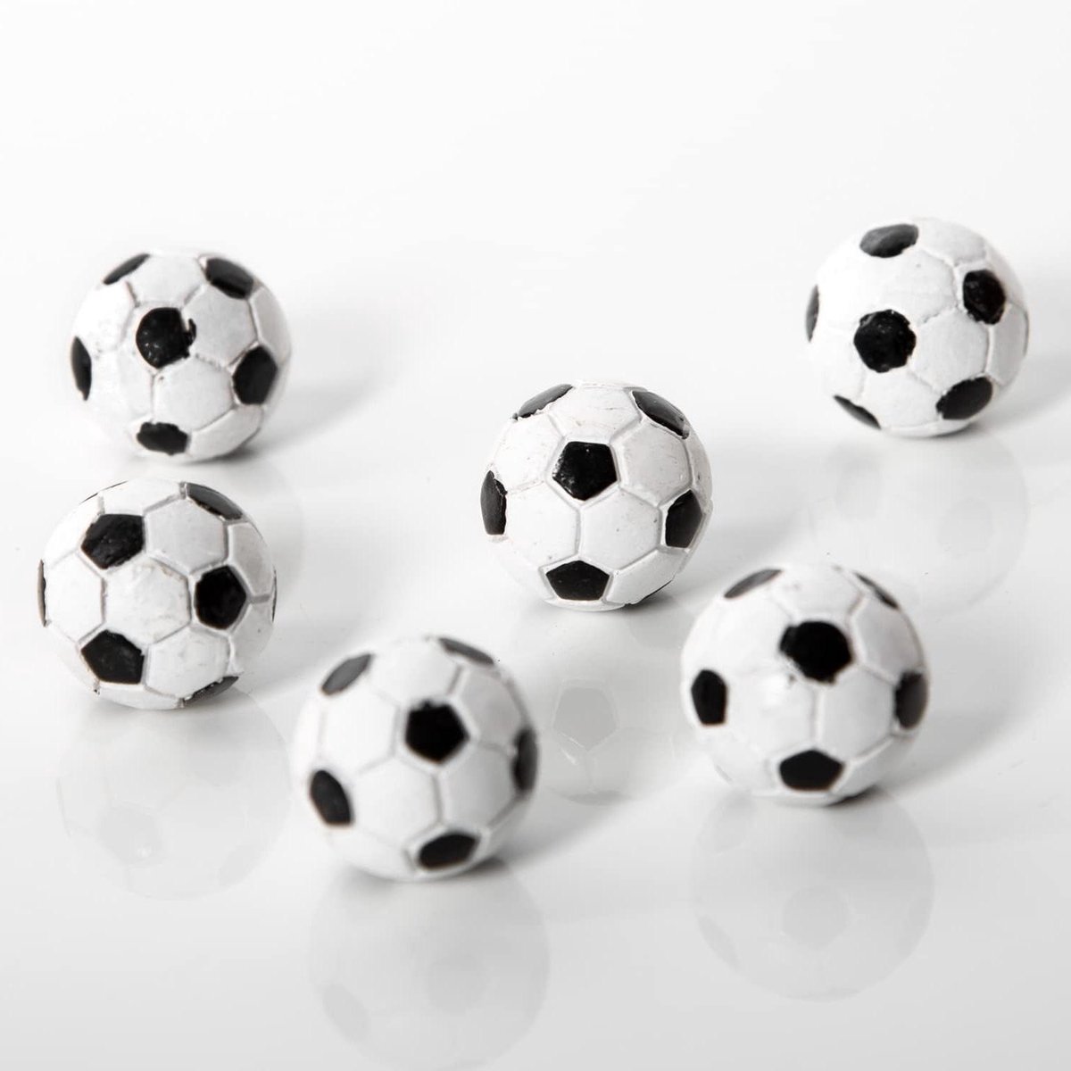 Mini voetbal decoratie - Kleine feestballen - Feestelijke aankleding - Platte onderkant - 6 stuks - Zwart wit