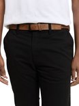 Zwarte chino met een bruine leren riem met gesp.