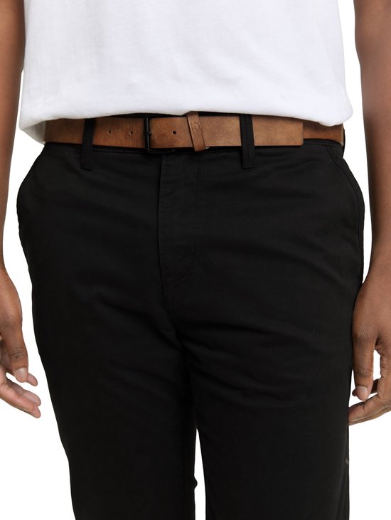 Zwarte chino met een bruine leren riem met gesp.
