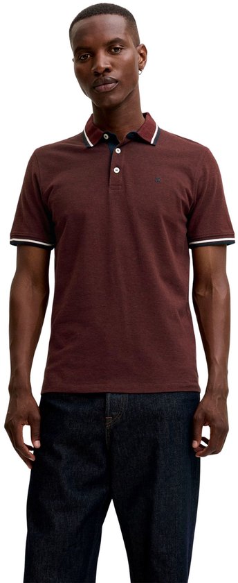 Donkerrode polo met witte en marineblauwe boord. Een klein logo op de borst.