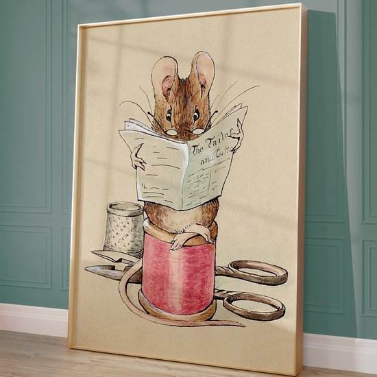 Een illustratie van een muis met bril die een krant leest, zittend op een roze spoel met naaigerief.