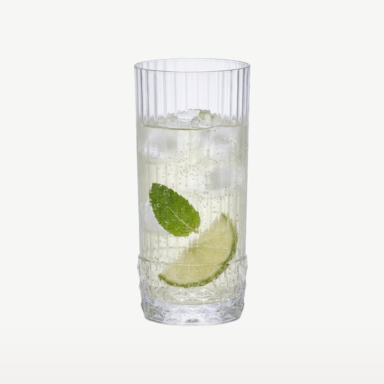 Transparant glas gevuld met een drankje, ijs, munt en een schijfje limoen.