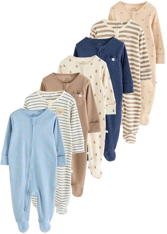 Zeer geordende weergave van babypyjama's: lichtblauwe, bruine, gestreepte, crème en donkerblauwe. Sommige hebben een berenprint.