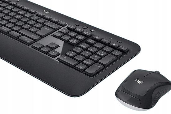 Zwarte Logitech draadloze toetsenbord- en muisset, close-up van de numerieke toetsen en de muis.
