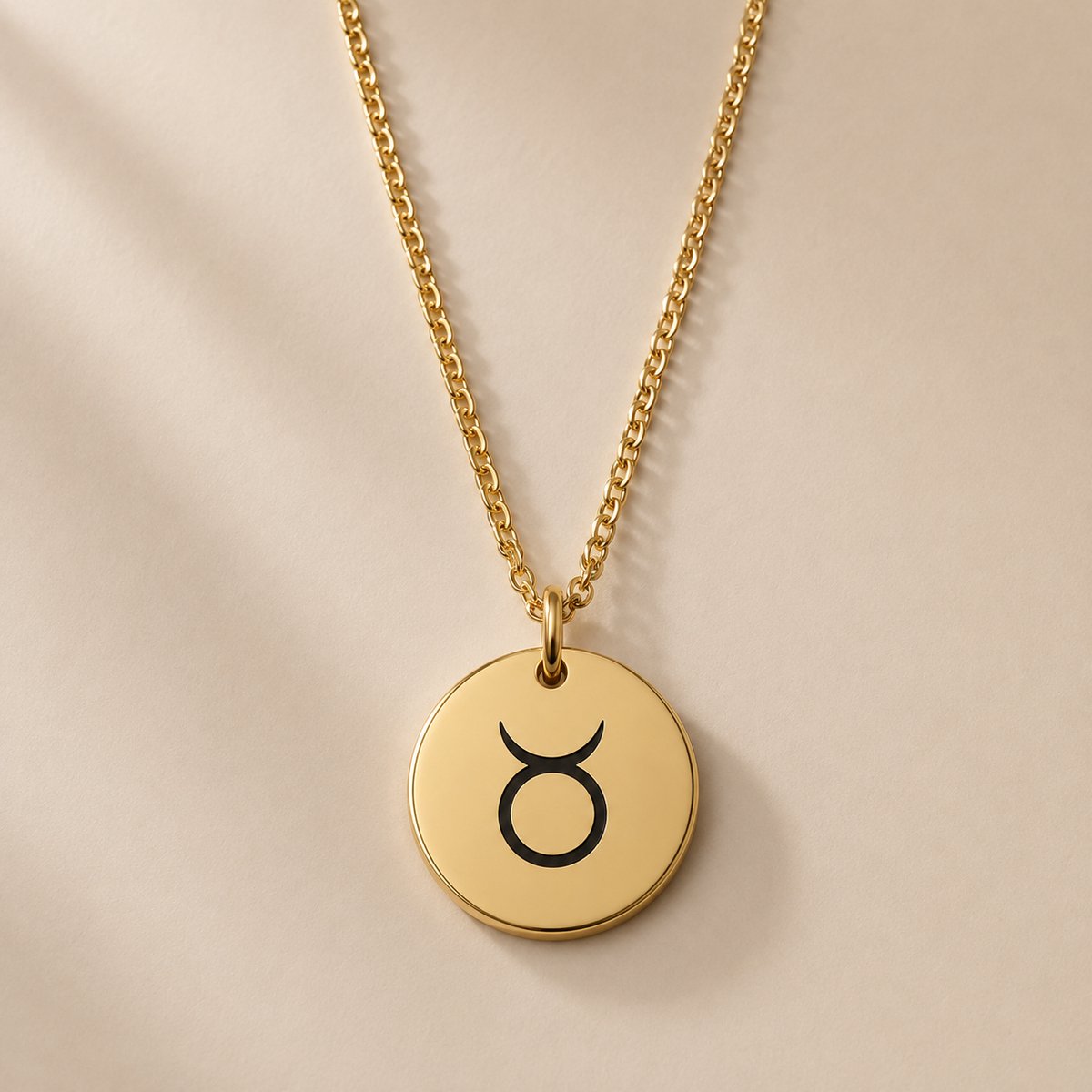 Maevi® Sterrenbeeld Ketting - Stier / Taurus - Kleur: Goud - RVS / Roestvrijstaal / Stainless Steel - Verkleurt niet - Hoge Kwaliteit & Incl. Luxe Verpakking - Zodiac Necklace / Sterrenbeeld Ketting - Formaat: 12 mm - Cadeau