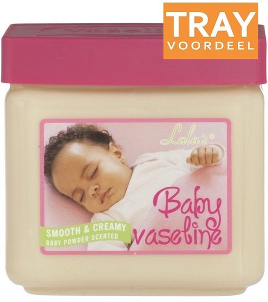 Vase de gelée de pétrole pour bébé avec couvercle rose. L'étiquette montre un bébé endormi et le texte 'Lala's Baby vaseline Smooth & Creamy Baby Powder Scented'. Dans le coin, le texte orange 'TRAY VOORDEEL'.