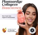 Vrouw die een fles Novomins veganistische collageen gummies vasthoudt. "Plantaardige collageen bouwstenen" met passievrucht.