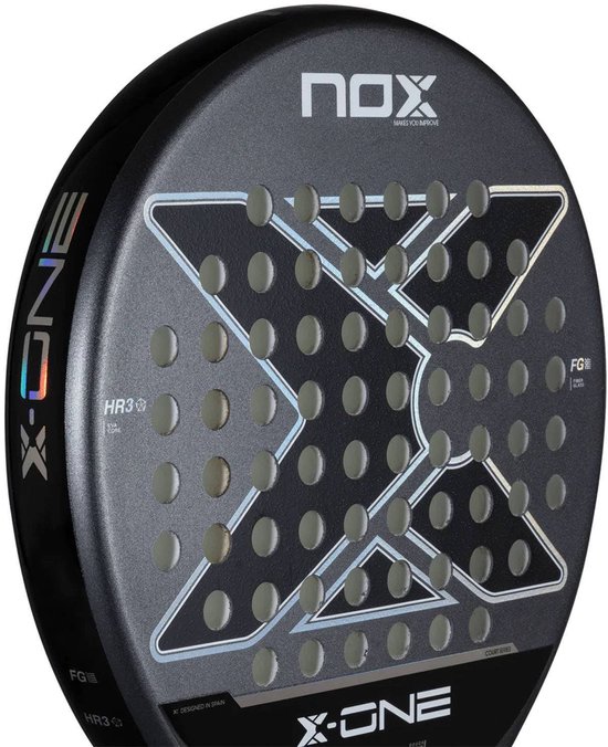 Zijkant van een zwarte padelracket met 'X-ONE' logo, 'FG' en 'HR3' markeringen.