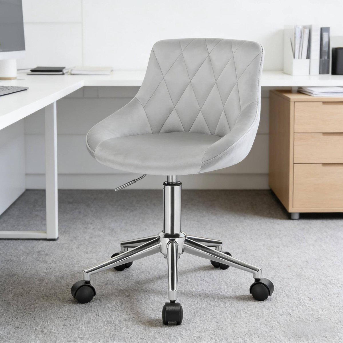 Wishdor Bureaustoel - Draaibaar en in hoogte verstelbaar - Zonder armleuningen - Velvet - Lichtgrijs - Met wielen - Home office - Metaal - 77 cm