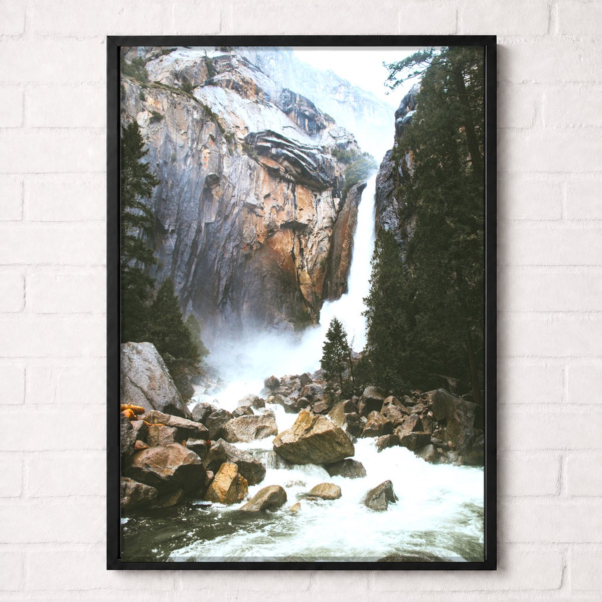 Waterval tussen de Bergen Poster - Mountain Water Collection - Natuur Posters - A1+ 61 x 91,5 cm