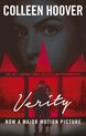 Boek "Verity" van Colleen Hoover. Een vrouw kijkt op van onderaan. Een koppel staat voor rode ramen. "The no.1 Sunday Times bestselling phenomenon" en "Now a major motion picture".
