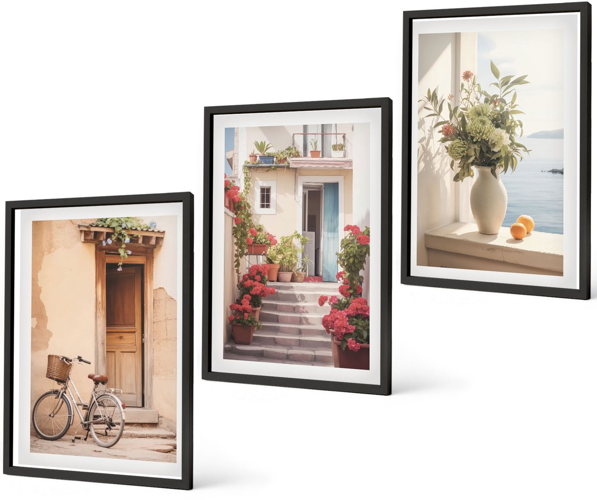 Coloray 3-Delige Schilderij Set - Charmante Straatjes Langs De Kust Met Bloemen En Fietsen. - 40 x 60 cm - Wanddecoratie - Muurdecoratie - Moderne Interieurdecoratie - Moderne Wanddecoratie