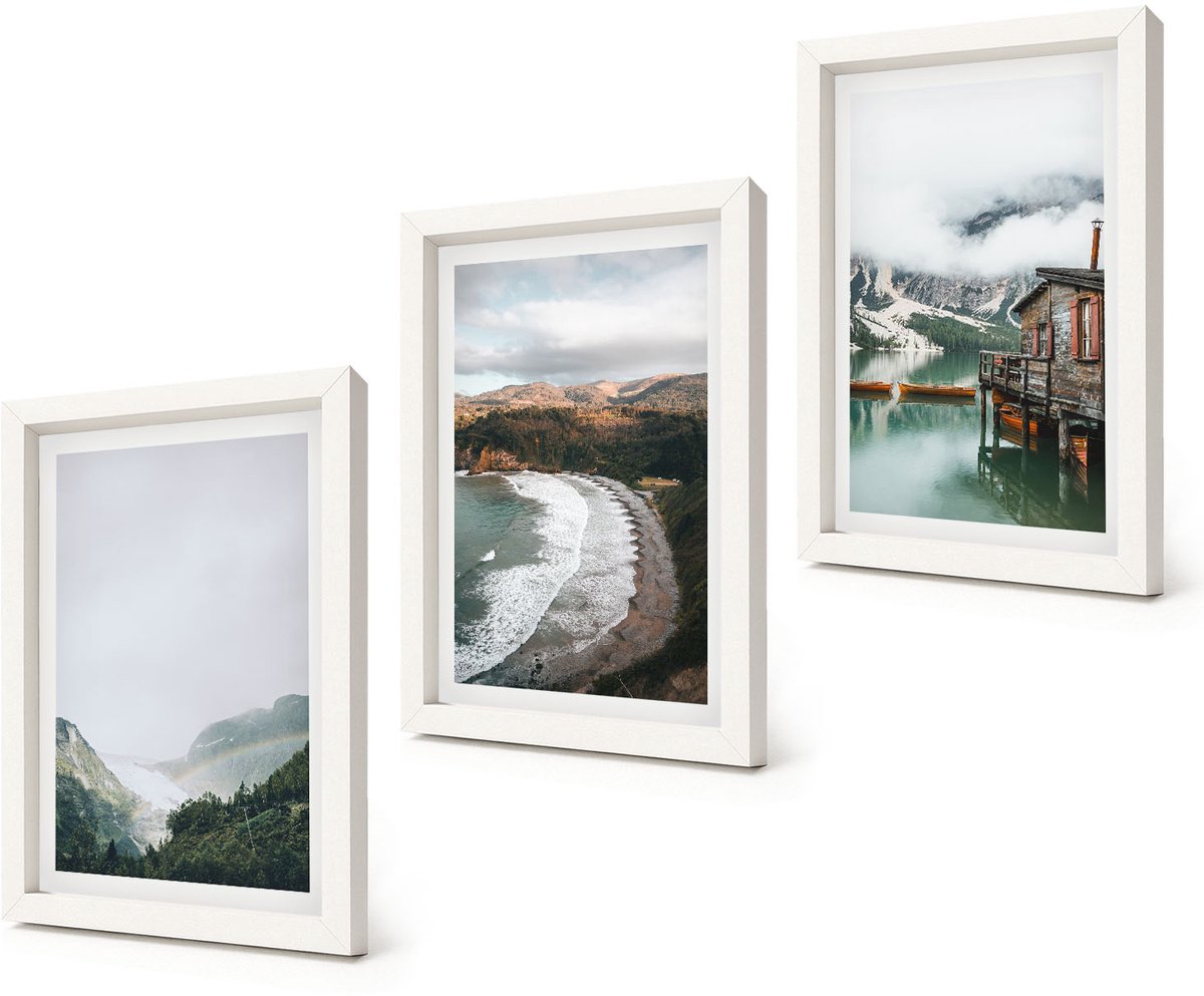 Coloray 3-Delige Schilderij Set - Uitzicht op de bergen en het strand met wolken en water. - 20x30 - Wanddecoratie - Muurdecoratie - Moderne Interieurdecoratie - Woonkamer Decoratie