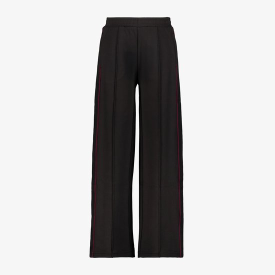 Zwarte wijde broek met bordeauxrode bies aan de zijkanten.
