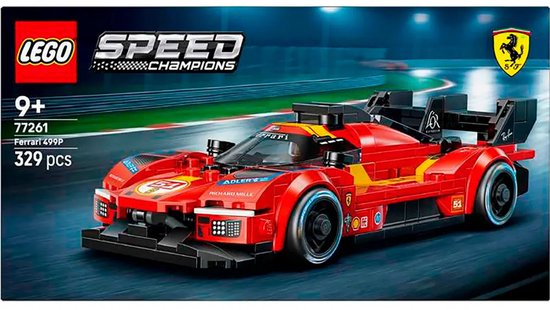 LEGO Speed Champions Ferrari 499P rouge avec des accents jaunes sur une piste de course. La boîte montre la voiture avec le numéro 52.
