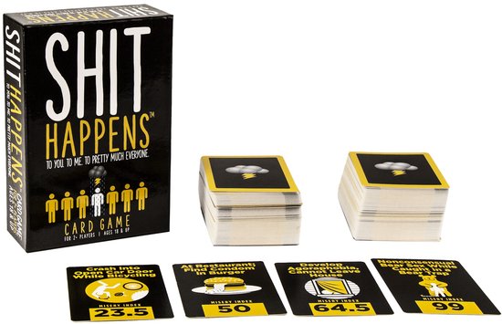 Doos en kaarten voor het Shit Happens kaartspel. De doos heeft 'SHIT HAPPENS' in grote zwarte letters. Vier kaarten liggen voor de doos met tekst en een 'Misery Index'.