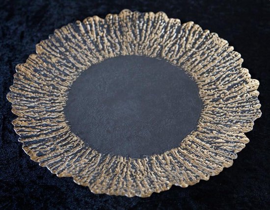 Ronde decoratieve onderzetter met een glad zwart midden en een goudkleurige, getextureerde rand met schelpdesign.