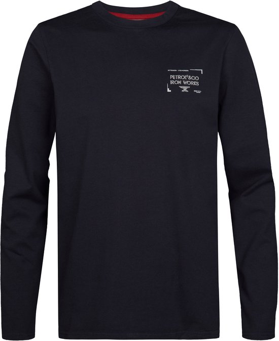 Donkerblauwe longsleeve met klein wit 'Petrol & Co Iron Works' logo op de borst. Rode rand aan de nek.