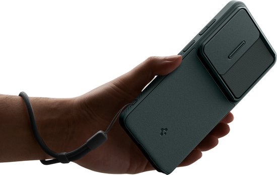 Hand met een donkergroen hoesje voor Samsung Galaxy S26 Ultra met schuifbare camerabescherming en polsband. Op een witte achtergrond.