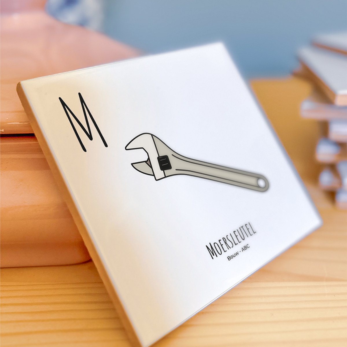 Moersleutel - ABC tegeltje Bouwen - Keramiek met Handgetekende Illustratie - Wanddecoratie - Woondecoratie - Relatiegeschenk - Souvenir - 10,8 x 10,8 cm
