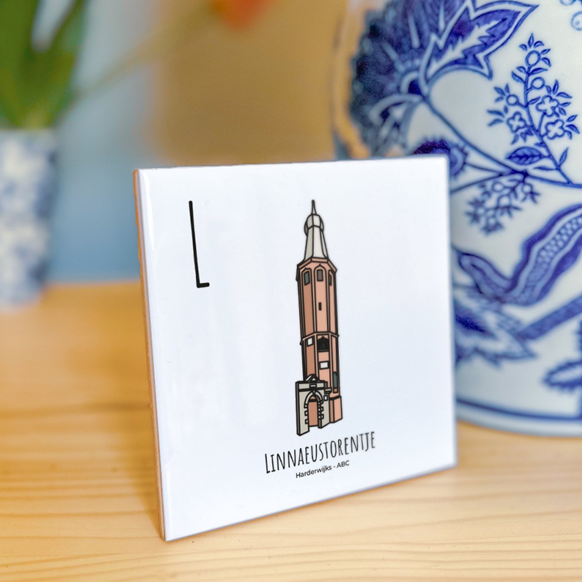 Linnaeustorentje - ABC tegeltje Harderwijk - Keramiek met Handgetekende Illustratie - Wanddecoratie - Woondecoratie - Relatiegeschenk - Souvenir - 10,8 x 10,8 cm