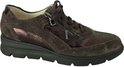Zijkant van bruine suède veterschoen met metallic textuur en zwarte zool.