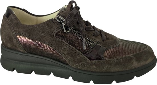 Zijkant van bruine suède veterschoen met metallic textuur en zwarte zool.
