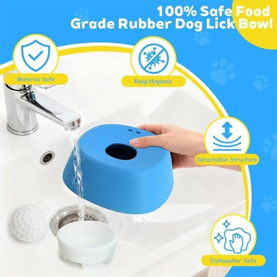 Blauwe, vierkante hondenlikkom met een centrale bal, getoond in een wasbak. De tekst benadrukt materiaalveiligheid, hygiëne en vaatwasmachinebestendigheid.