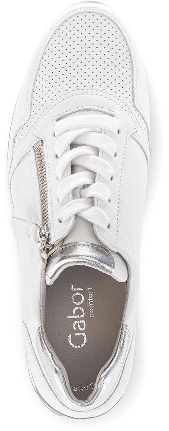 Bovenaanzicht van een witte Gabor sneaker met rits, perforaties en zilveren details