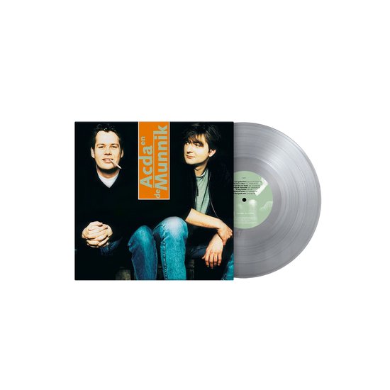 Albumhoes met twee mannen, Acda en de Munnik, in jeans en donkere truien. Een zilverkleurige vinylplaat met label ligt ernaast.