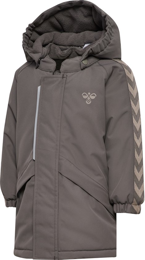 Donkergrijze winterjas met capuchon, rits, reflecterende streep en chevron-strepen op de mouw.