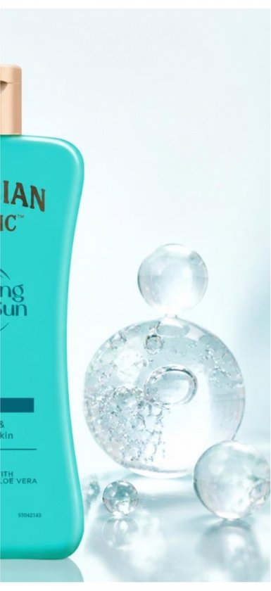 Turquoise fles Hawaiian Tropic Soothing After Sun met waterdruppels.