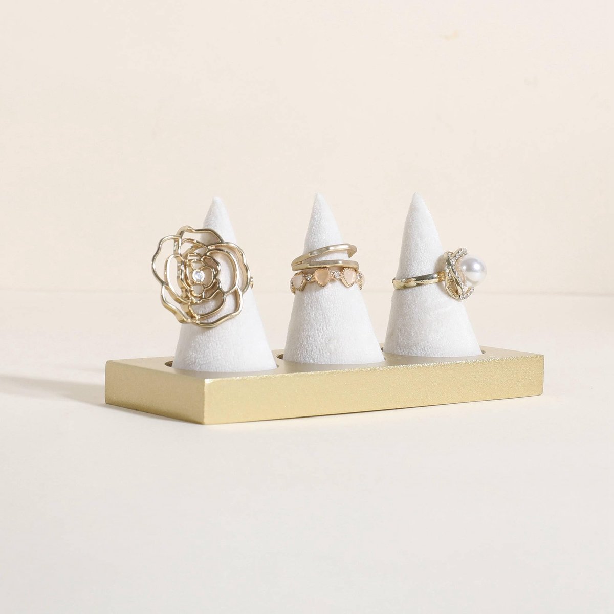 Ring Display Houder - Velvet Cone Stand - Wit - 3 Cones