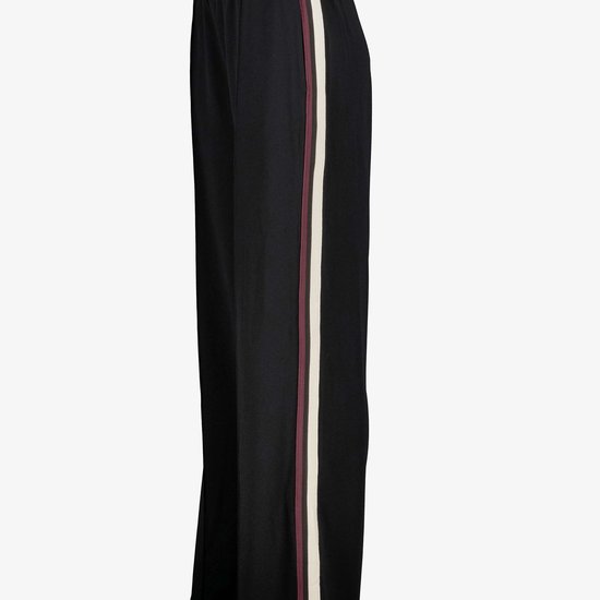 Zij-aanzicht van een zwarte, wijde broek met een opvallende bies van wit met bordeaux.