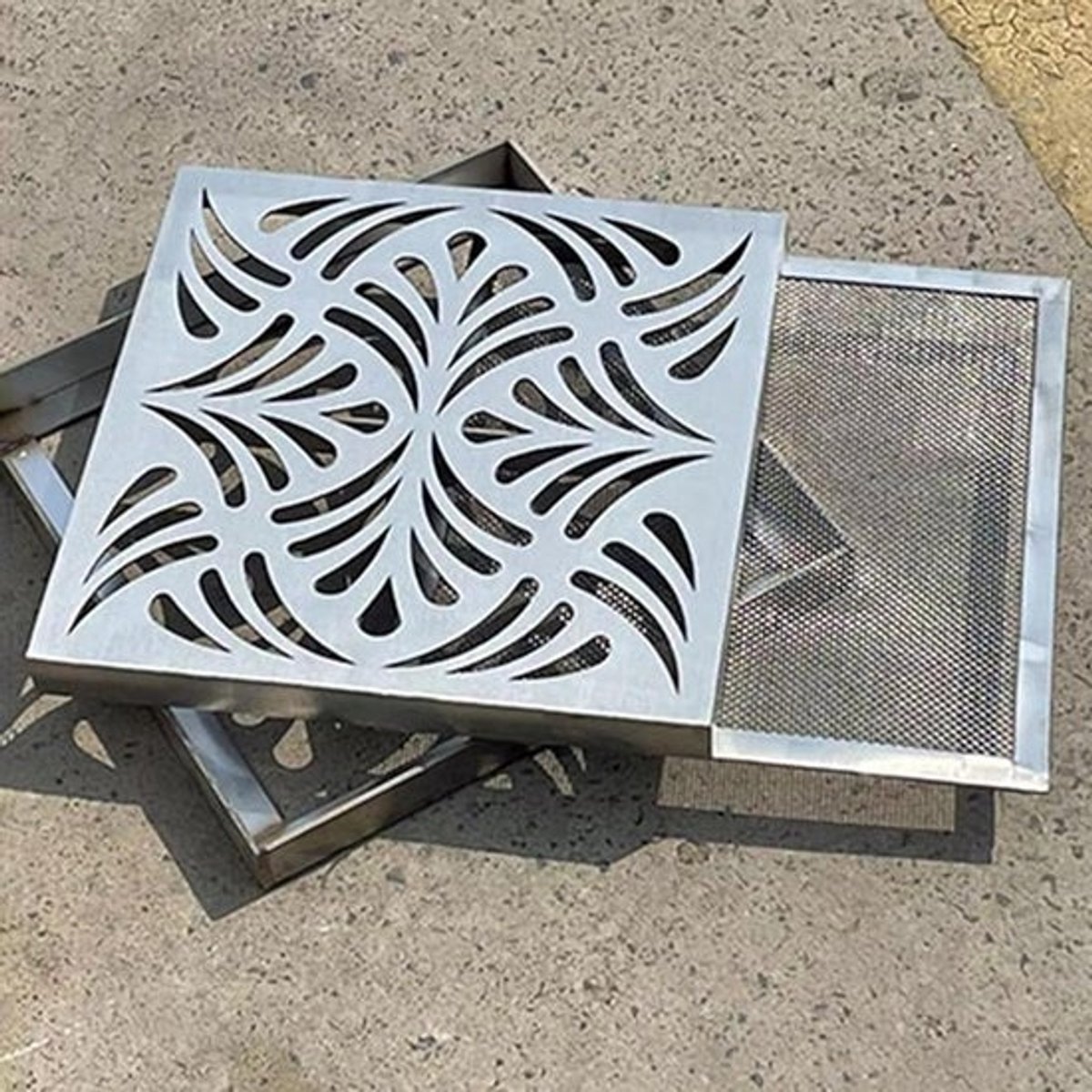 Afwateringsgoot Roosterset - Afvoergoot Tuin - Water Afvoeren - Verstevigd Draagvermogen - 20x20x3 cm - Zilver