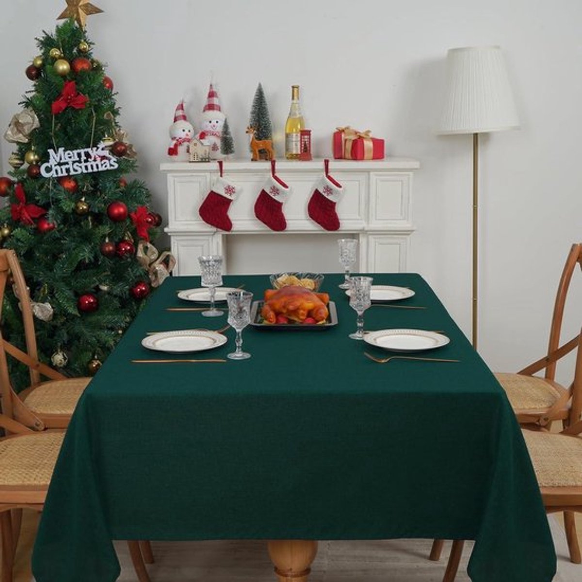 Tafelkleed 140 x 240 cm groen met waterafstotende linnenlook voor feesttafel en kerstdecoratie