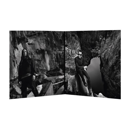 Deux photos en noir et blanc : un homme aux cheveux longs et ceinturon à clous dans un environnement rocheux, et un homme portant des lunettes de soleil assis sur un rocher près d'un lac.