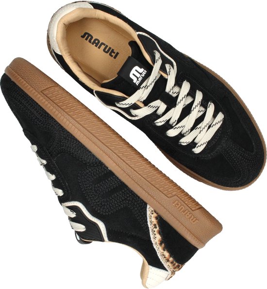 Zwarte lage sneakers met panterprint accenten, beige voering, bruine zolen en crème veters.