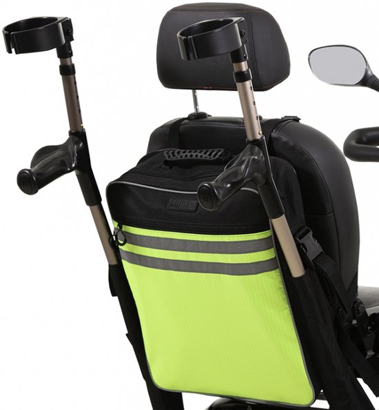 Zwarte scootmobieltas met fluoriserende gele voorkant en reflecterende strepen, bevestigd aan de rugleuning met twee krukken erin.